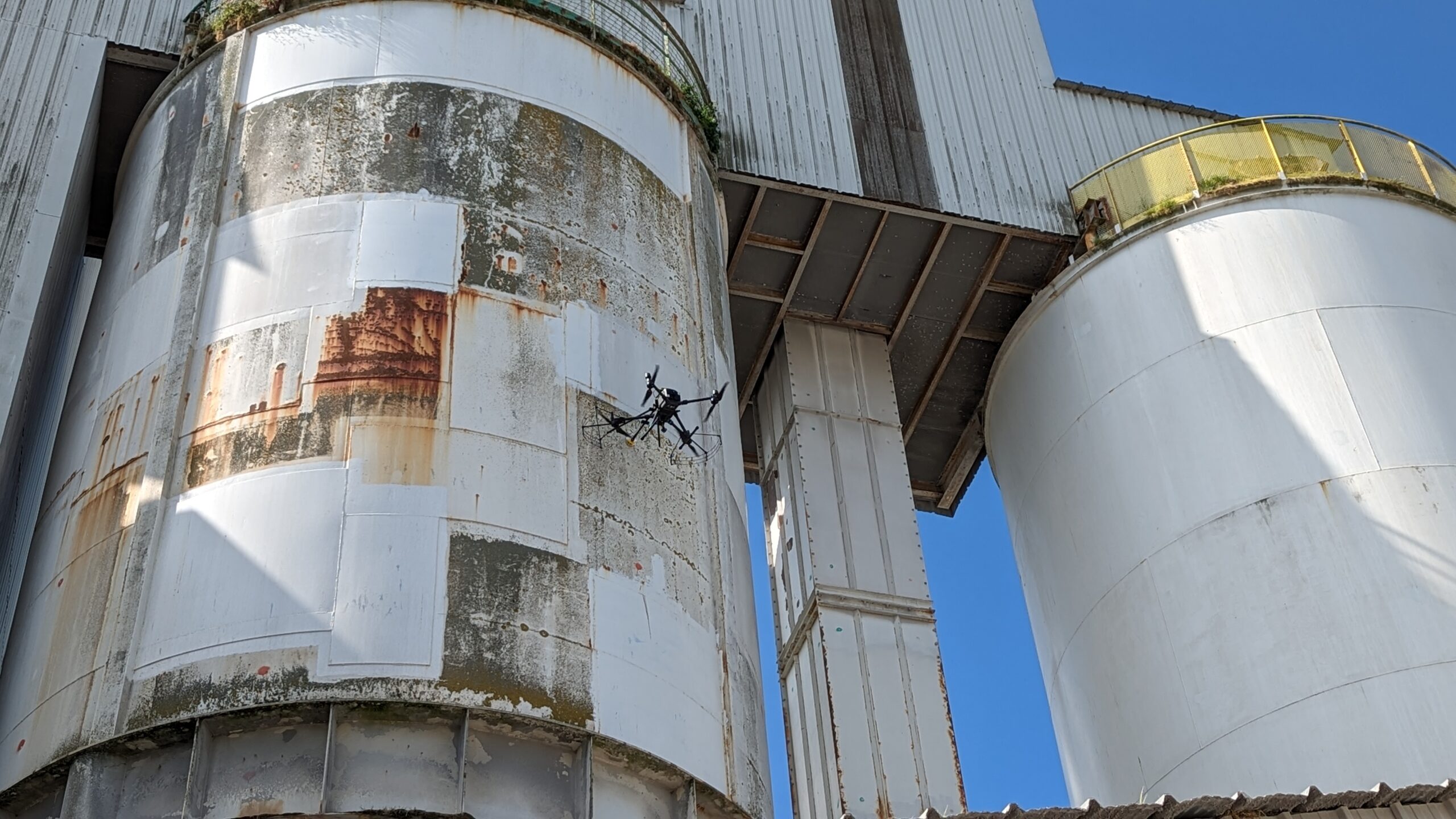 Drone Drones Solutions inspectant des silos industriels