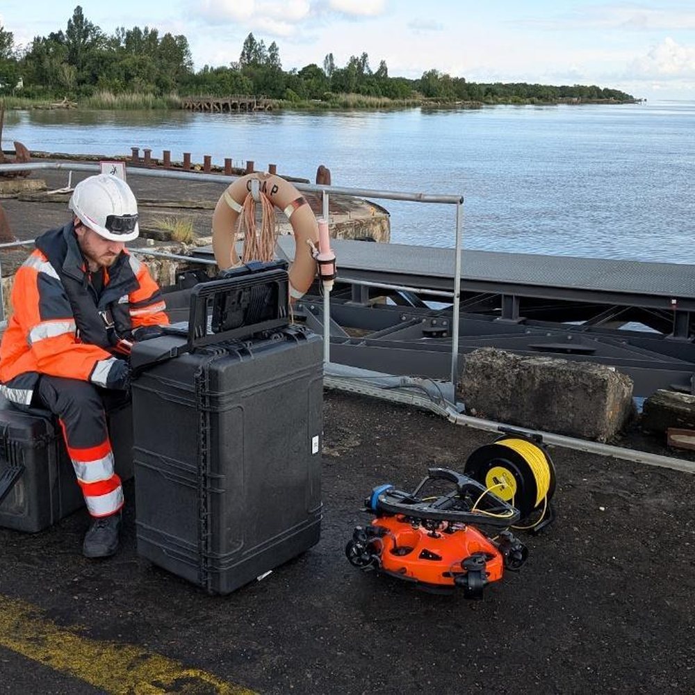 Opérateur Drones Solutions pilotant l’inspection sous-marine par drone depuis l’appontement Opérateur Drones Solutions pilotant l’inspection sous-marine par drone depuis l’appontement
