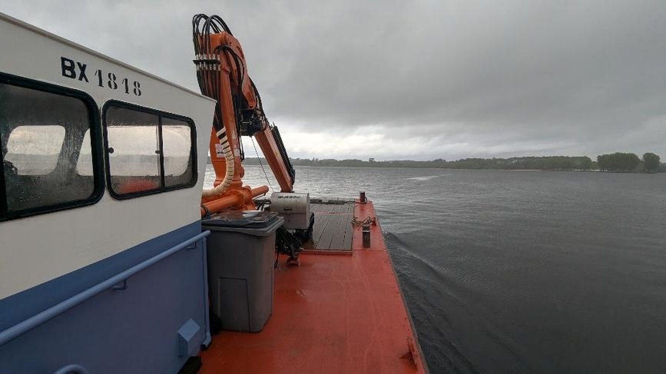 Barge d’accès à la plateforme lacustre Barge d’accès à la plateforme lacustre pour l’inspection sous-marine par drone