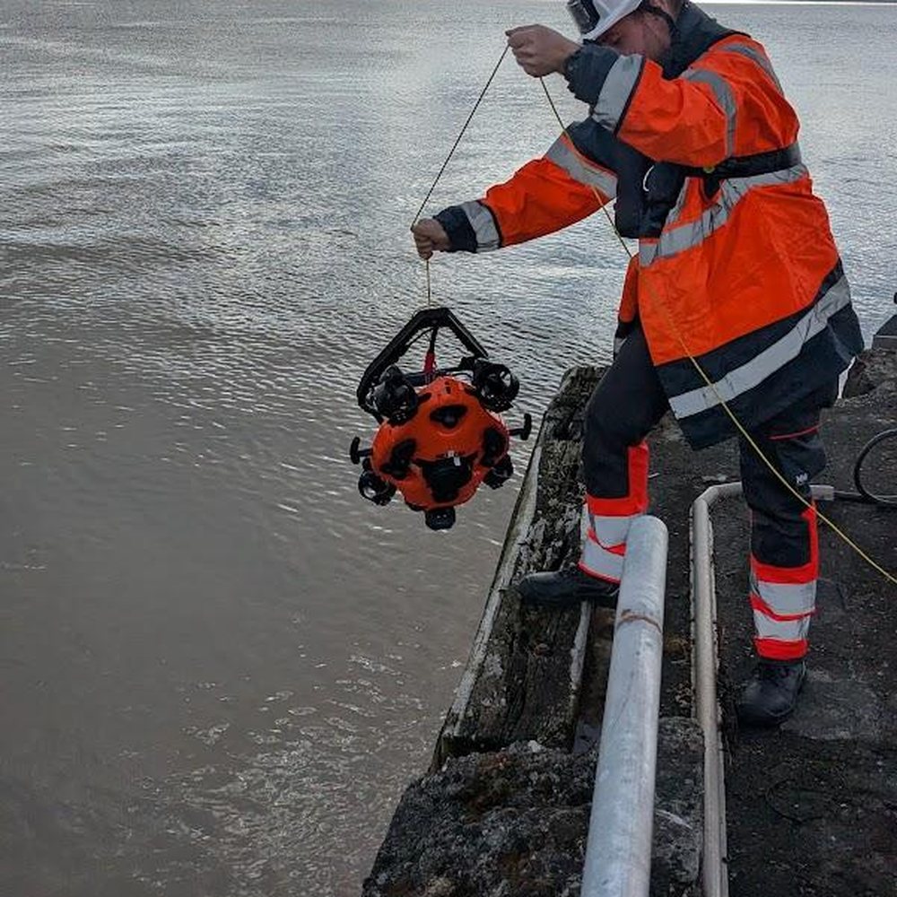 Mise à l’eau du ROV Seasam équipé d’un sonar multifaisceaux dans les eaux turbides de la Garonne Mise à l’eau du ROV Seasam équipé d’un sonar multifaisceaux dans les eaux turbides de la Garonne
