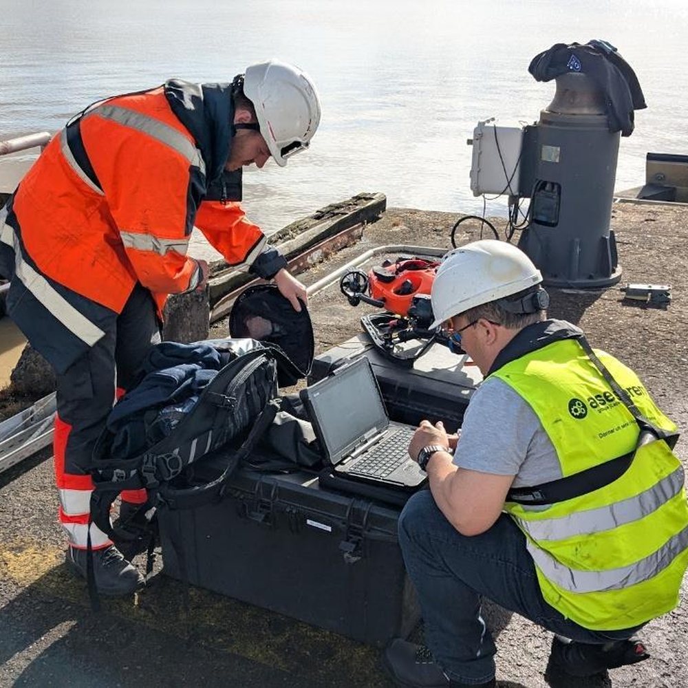Télépilotes Drones Solutions préparant le drone sous-marin pour l’inspection d’un appontement du Grand Port Maritime de Bordeaux Télépilotes Drones Solutions préparant le drone sous-marin pour l’inspection d’un appontement du Grand Port Maritime de Bordeaux