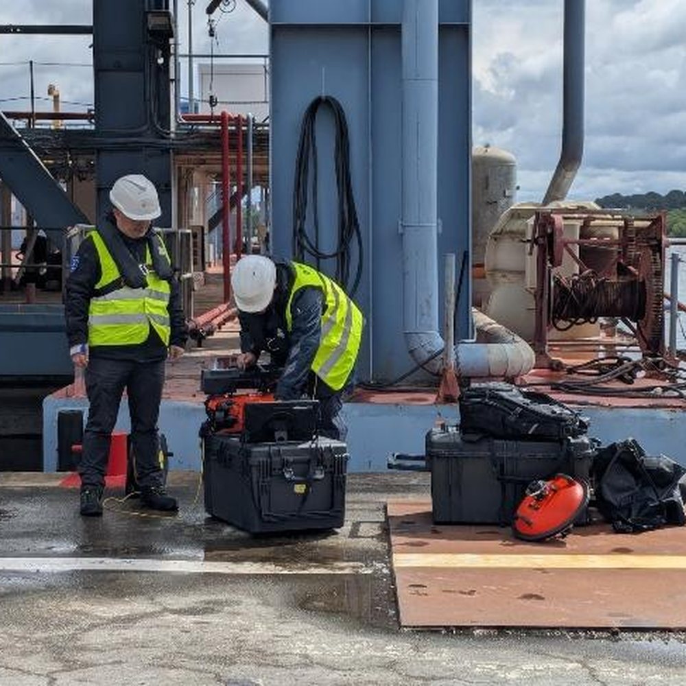 Télépilotes Drones Solutions préparant le drone sous-marin sur une plateforme lacustre de Vermilion Energy Télépilotes Drones Solutions préparant le drone sous-marin sur une plateforme lacustre de Vermilion Energy