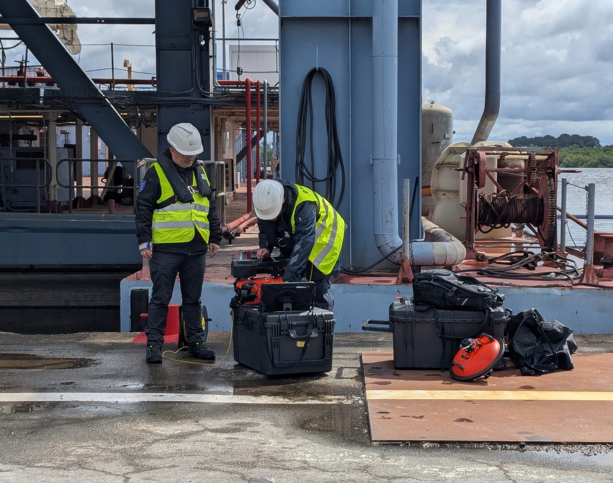 Télépilotes de drone sous-marin Télépilotes Drones Solutions préparant une inspection subaquatique par drone sous-marin